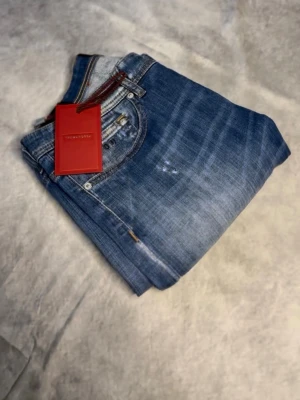 Tramarossa jeans  - Säljer ett par rikigt feta och ovanliga tramarossa jeans med en sjukt fett tvätt och slitningar. Nypris: 4000kr. Oanvönda med prislapp som medföljer! Skriv för bättre bilder eller almänma funderingar🙏