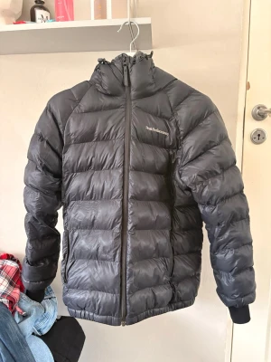 Peak performance jacka i storlek S dam - Peak performance jacka i storlek S dam mycket fint skick, pris går att diskutera