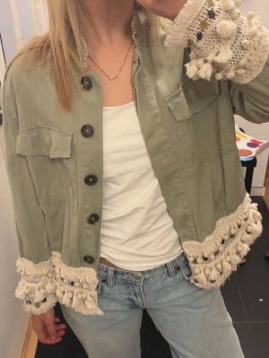 Grön jacka från Zara - Snygg ljusgrön overshirt med stora knappar och virkade detaljer!!