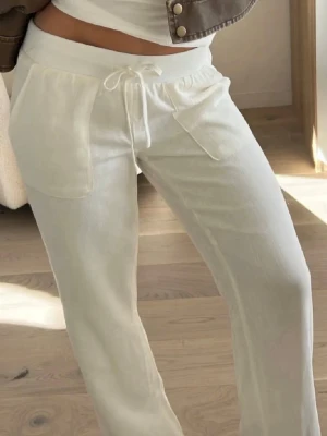 Vita linnebyxor - Lånade bilder. Vita linnebyxor från Nelly som är slutsålda. De har dubbeltyg så de är inte genomskinliga🩷 Lite tecken på användning så skriv privat för fler bilder. 