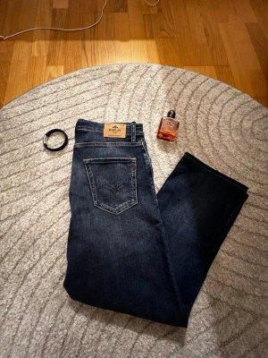 Mörkblå Replay straight jeans - Snygga mörkblå jeans från Replay.Aldrig använt men dom har kortas ner.H 92 cm B 40