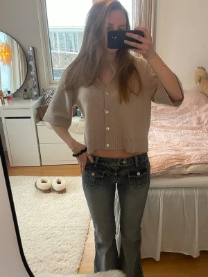 Coola jeans - Coolaste jeansen med fickor både fram och bak. Lågmidjade och bootcut💞💞 midjemått ca 37 och innerbenslängden 81