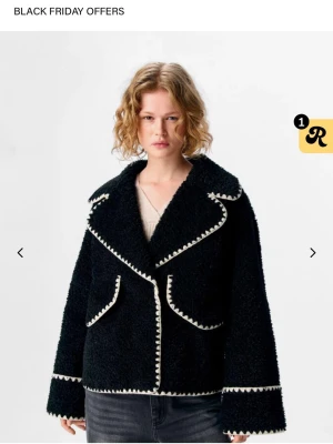 Svart teddyjacka från Object - En fin jacka till som passar perfekt nu till våren. Använd 2-3 gånger så den är inprincip i nyskick! Original pris 1 199kr. Passar både en Xs och en S skulle jag säga. 