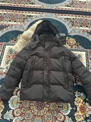 Canada goose wyndham - Hej, säljer min canada goose wyndham black label, den är storlek M. Helt ny har testat på bara, tagen finns kvar och jackan har scan.