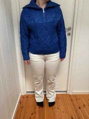 blå kofta - super fin blå kofta, tjock och super varm och fin! 