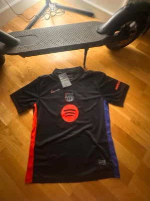 Svart barcelona tröja 24/25 borta  - Fick den i julklapp fast är i fel storlek så säljer den! Aldrig använt den och har taggen kvar. Skriv dm för frågor!