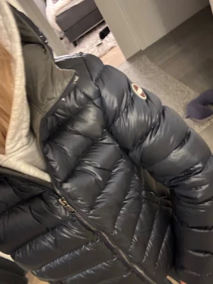 Colmar Mörkblå glansig dunjacka  - En väldig skön och snygg colmar dun jacka i storlek xs inte använts så mycket så den är fortfarande i ett väldigt bra skick 