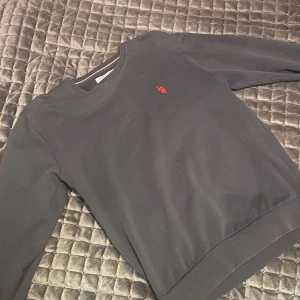 Mörkblå sweatshirt från U.S POLO ASSN - Säljer denna U.S POLO ASSN tröjan i bra skick✨✨Använd fåtal gången men hängt i garderoben sin mesta tid på grund av att jag inte tyckte den passa mig. ✨STORLEK/S✨ Bara höra av er om det är nått😁