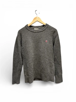 Stickad tröja knowledge cotton apparel - Säljer nu denna stickade tröja. Perfekt för lager-på-lager och enkel att matcha med olika outfits. Pris kan diskuteras vid snabb affär!