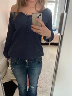 Mörkblå offshoulder topp - Jättesnygg mörkblå offshoulder topp med långa ärmar. 