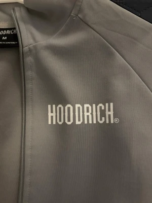 Grå hoodie från Hoodrich - Snygg grå hoodie från Hoodrich med dragkedja från JD Sports