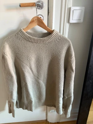 Beige stickad tröja från ARKET - Arket tröja