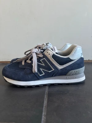 New Balance 574 Skor - New Balance 574 Skor. Använda fåtal gånger. Mycket bra skick! Storlek 38.  Hör av er vid funderingar
