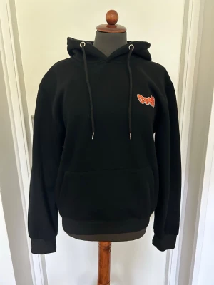 Off white hoddie - Säljer denna svarta off white hoddie helt ny 10/10 skick har lapparna kvar vid sidan