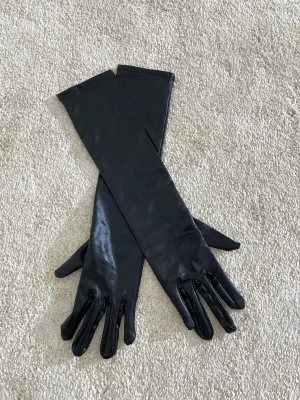 Höga fake skin handskar - Säljer dess handskar jag köpte till halloween är använda en gång. 