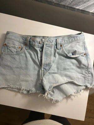 Levis shorts  - Snygga shorts från Levis. I storlek W28