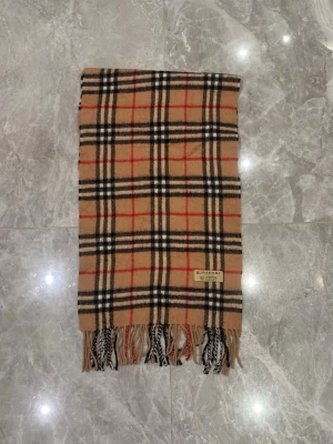 Burberry Classic Scarf - Burberry Classic Scarf | Modell: Classic Scarf | Skick: Fint | Nypris: 4599 kr | Storlek: No Size | Hör av dig vid minsta fundering 📦