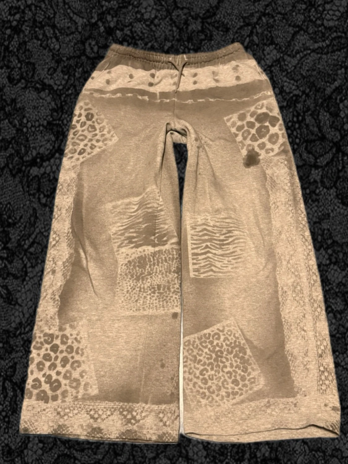 Gråa mjukisbyxor med mönster