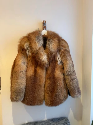 Äkta päls jacka  - Intressekoll på min helt otroliga pälsjacka som är tillverkad av äkta rödrävapäls hos skräddare, finns intyg och dokument som skickas med, kan även skicka bild på de. Jackan är väldigt varm och i ett väldigt fint skick, finns ingen direkt storlek i den men skulle säga att det är en S/M. Hör av er vid frågor! SÄLJER ENDAST VID BRA PRIS