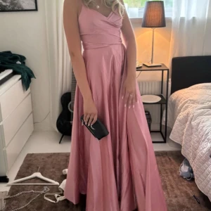 Balklänning - ENDAST SISTA BILDEN ÄR MIN BILD! Säljer min balklänning jag hade på balen förra året. Använd en gång av hon jag köpte klänningen av och använd en gång av mig, jättebra skick och tyckte även den va skön att bära då man kan skjustera hur den sitter där bak lite grann. Köpt från JJ’s house i färgen blush som mest linar rodna som jag hittar på hemsidan. Jag är 167cm lång🥰. Kan såklart ge mer exakta mått om önskas eller kontakta vid andra frågor!❤️Pris kan diskuteras!❤️