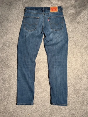 Levis 502 W30 L32 Vintage Jeans - Säljer nu dessa riktigt schyssta Levis Vintage Jeans i modellen 502. W30 L32, mycket bra skick. Hör gärna av dig om du har frågor😊 Mått: Längd - 99 cm, Innerbenslängd -  72 cm, Midja - 37 cm, Midjehöjd - 26 cm, Benöppning -  22 cm