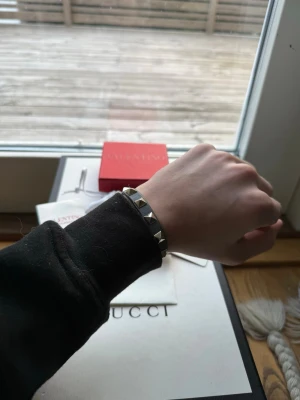 Valentino armband  - Tjabba! Säljer nu detta Valentino armbandet! Det är i ett okej skick 7/10, inga defekter bara använt! Om ni har några frågor eller funderingar så är det bara att höra av sig!😁
