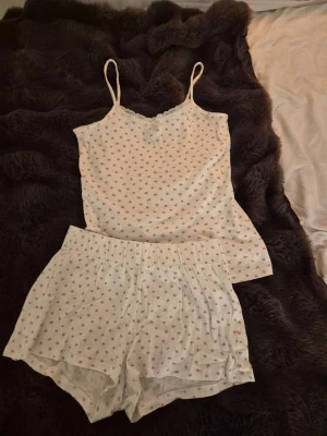 Vit pyjamas med små rosa blommor - gulligt pyjamasset med små rosa blommor🩷 storlek 170 men passar mig som har S och är även väldigt stretchig🩷inprincip helt ny