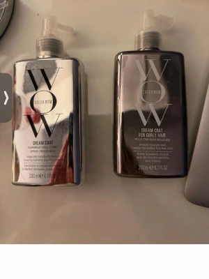 Color Wow Dream Coat hårspray duo - Två flaskor Color Wow Dream Coat, en Supernatural Spray och en för lockigt hår. Båda är 200 ml med pump, i silver- och mörkgrått plastmaterial. Perfekt för att tämja friss och ge glans till håret.