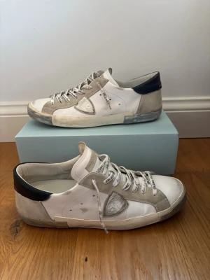 Philippe Model vita och grå sneakers - Hej 👋 jag säljer dessa fetta dojor, de är nästan helt nya utan defekter har endast använts ett fåtal gånger skick 8/10 har äktighetsbevis plus dustbag och box storlek 45 