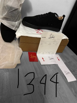 Svarta sneakers från Christian Louboutin - (ALLA BILDER ÄR TAGNA SJÄLV)Stilrena svarta sneakers från Christian Louboutin i mocka med klassisk röd sula. Lågt skaft, svarta skosnören och diskret logga på insidan. Kommer med originalkartong, dustbag och certifikat. Perfekta för dig som vill ha en lyxig och tidlös sneaker.