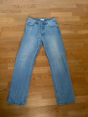 Ljusblå raka washed jeans - Säljer ett par ljusblå jeans med rak passform och klassisk femficksdesign, sitter som regular fit. Jeansen har normal midja och är tillverkade i ett mjukt denimtyg. Perfekta för en avslappnad och trendig look. 100 % bomull. Skön tvätt på de. Bara skriva om det önskas flee bilder! Storlek W28 L32/33. 
