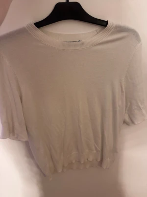 Vit tjockare t shirt - En jätte fin tröja från lager157 använt fåtal gånger jätte skönt material, storlek s.