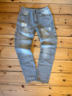 Biker jeans - Gråa biker jeans i storlek W30 L30. Mycket bra skick då de aldrig varit använda. Liknar balmain biker jeans. 