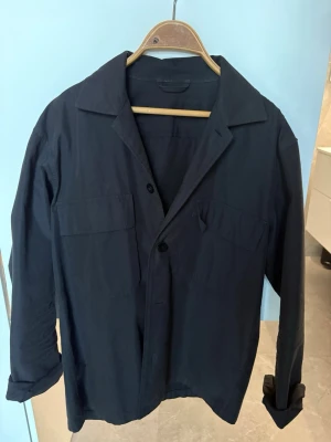 OVERSHIRT NN07 - Svart overshirt från NN07. Skön passform och passar till allt. Storlek S. Väldigt snygg overshirt som man kan använda i alla tillfällen. Hör av er vid fler frågor, Walter.