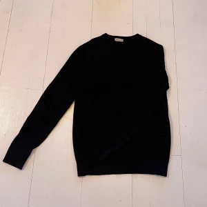 Svart stickad 100% merinoull - Snygg svart stickad tröja från John Henric i 100% merinoull. Storlek: Small. Väldigt bra skick och har jätte bra passform.