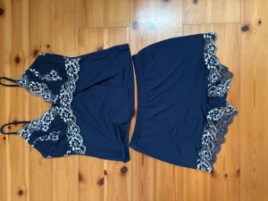 pyjamas set  - 2 delat pyjamas set, med spets, sälj i paret, super skönt material och en stor favorit hos mig. har köpt fler färger av den därför jag rensar ut denna då jag inte känner behov av 3 lika dana. 
