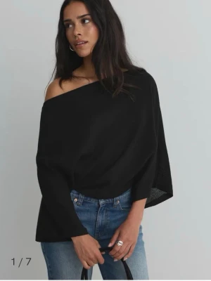 Svart poncho - Säljer en skön topp som sitter som en poncho, nästan aldrig använt och sitter väldigt fint på mig som har xs/s i toppar. Nypris 300