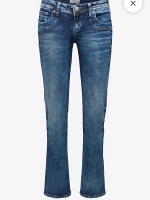 Blå bootcut jeans från LTB Valerie - Snygga lågmidjade ltb jeans i skönt och stretchigt material. Långa i benen och passar mig som är 174 cm. Skriv om du har frågor, pris kan diskuteras💕