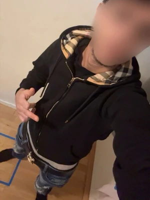 Svart Burberry hoodie med dragkedja - Snygg svart hoodie riktigt bra skick, säljer den på grund av storleken för att den inte passar mig