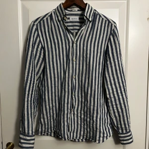 Linne Skjorta - 100% Linné skjorta från these glory days. Skjortan är storlek small och är i väldigt gott skick.