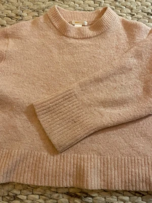 Ljusrosa stickad tröja Gina Tricot - Supersöt ljusrosa stickad tröja från Gina Tricot med ribbade muddar vid ärmslut, halsringning och nederkant. 
