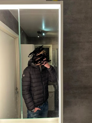 Colmar dunjacka - Snygg svart dunjacka från Colmar med quiltad design och huva. Perfekt för kalla dagar när du vill hålla stilen och värmen. Jackan är i väldigt bra skick förutom den lilla lagningen ni ser på bild 5. Skriv vid frågor och kolla gärna in min profil för fler feta plagg💸