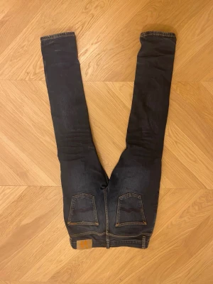 Mörkblå slim jeans från Nudie Jeans - Snygga nudie jeans i storlek 28:30. Mycket bra skick. Modell grim Tim. Najs färg.