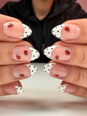 Polka dot ladybug press-on - Säljer press-ons i vit och polka dot! ( EJ mina bilder dels för att spara nagel material och tid! men kan göra replika av samma naglar! Se profil för att säkerställa att jag kan göra naglar. ❗️Press-ons kommer att vara i storlek S/M❗️