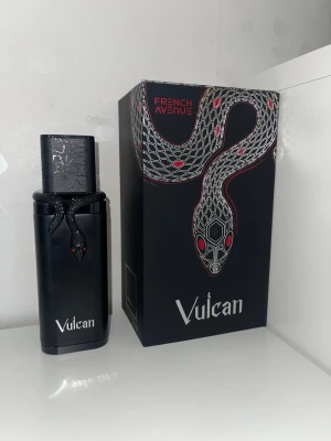 Vulcan black  - French Avenue Vulcan Black är en mörk och kryddig herrparfym med toner av saffran, läder och patchouli. Den känns intensiv och passar bäst för kvällar eller kallare dagar.