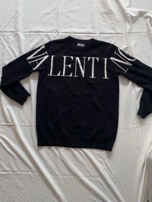 Svart stickad tröja från Valentino - Säljer en svart stickad tröja från Valentino perfekt nu till kyligare väder. Inga som helst deffekter imprincip ny men har lyckats tappa bort tagsen. Storlek L.                                                                                    Hör av dig för mer frågor💫📬