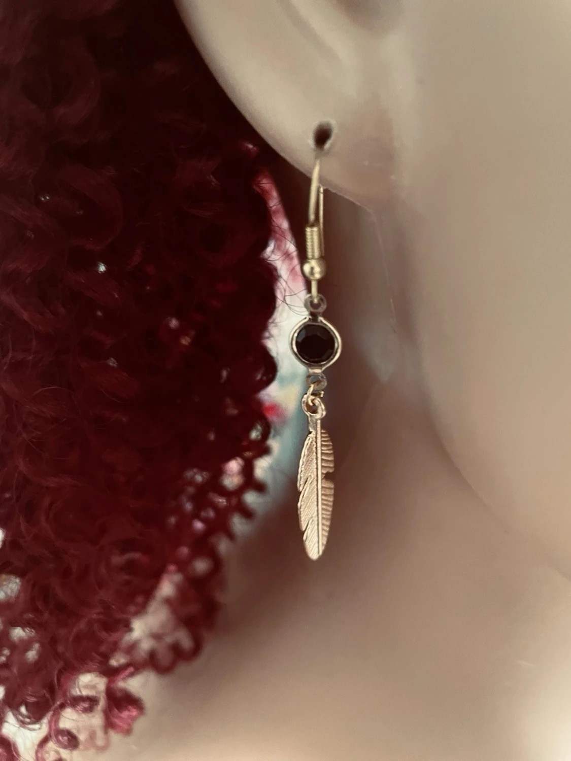By prisförslag- 1 st Guldörhängen med fjäder och svart sten - 2