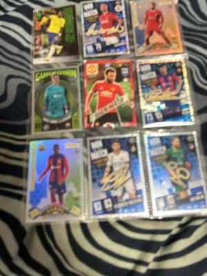 Samling fotbollskort Champions League - Säljer en samling med 18 fotbollskort från Champions League och andra ligor. Kort med spelare från lag som Manchester United, Liverpool, Barcelona och Bayern München. Flera specialkort som 'Man of the Match', 'Battler', 'Playmaker' och '100 Club'. Perfekt för samlare!