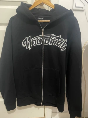 Hoodrich zip tröja - Hej säljer en hoodrich zip tröja som jag har inte använt på länge, köpte den på JD men har tappat bort kvittot, den är mer som M än S, den är skön och passar på bra. Skriv gärna för mer frågor eller bilder.