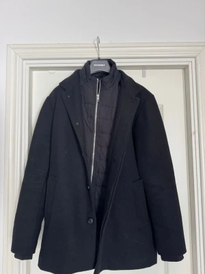 Rock - Säljer min Rock från märket Jack and Jones, sitter väldigt bra, varm och väldigt bra skick. Bara använt ett par gånger. Storlek S passar M också. Pris går att diskutera 